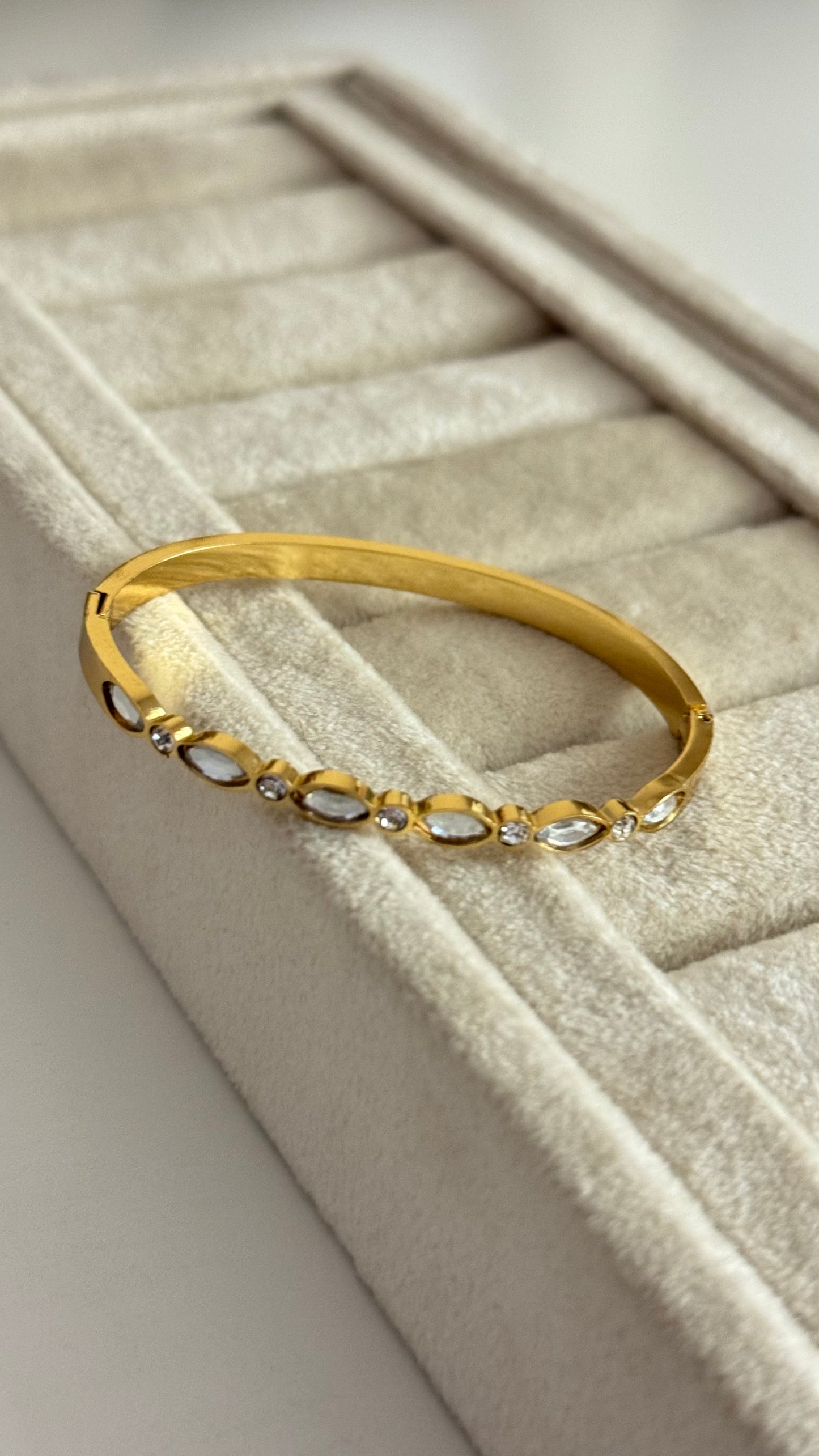 Iris Link Bangle ( Small Size-2.4”)
