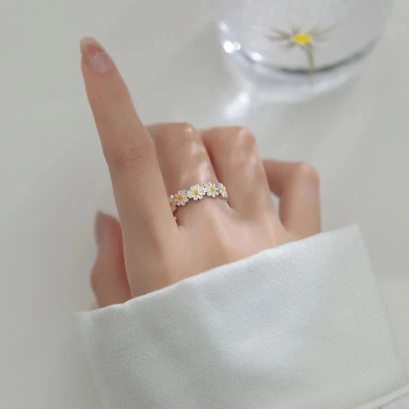 White Daisy Ring